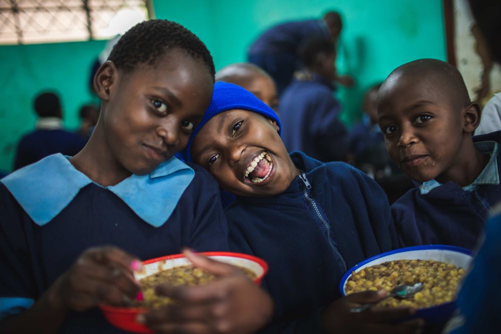Kinder aus Kenia essen ihr Mittagessen (Quelle: Lars Heidrich)