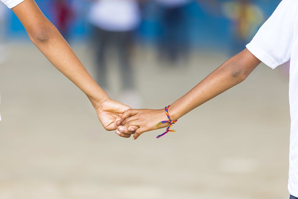 Zwei Kinder gehen Hand in Hand – Nahaufnahme der Hände (Quelle: Jakob Studnar)